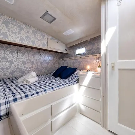 Houseboat Isurus Quinto Holiday home Puerto Calero